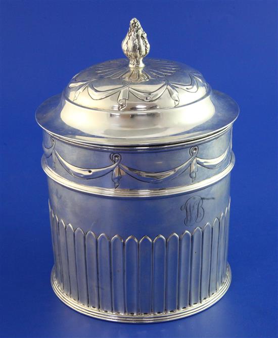 An Edwardian silver biscuit box by William Hutton & Sons Ltd, 19.5 oz.